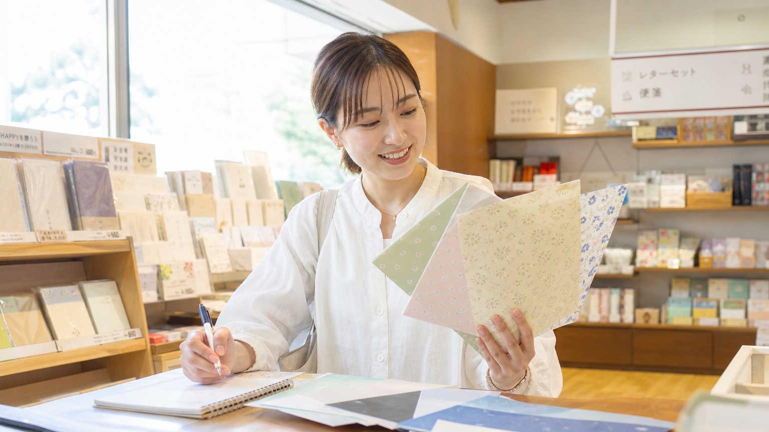 包装紙の素材比較ガイド|用途別の選び方と判断基準